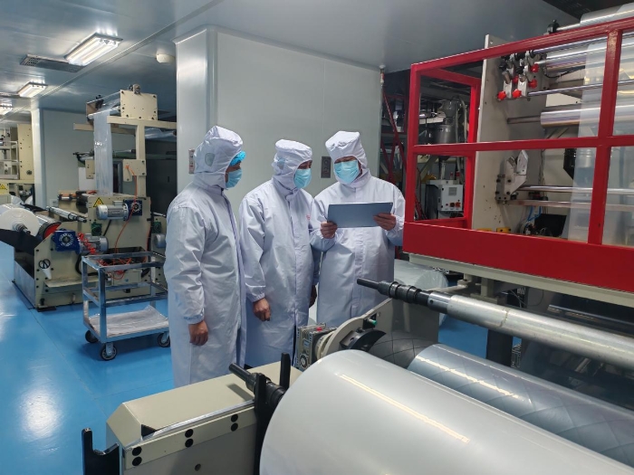 圖為第三分局執(zhí)法人員在一家藥包材生產(chǎn)企業(yè)車(chē)間現(xiàn)場(chǎng)檢查。（許馨寧 攝）