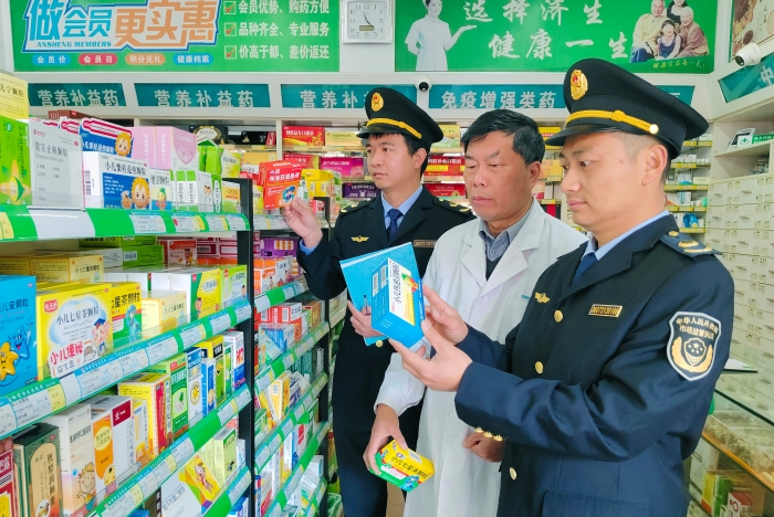 圖為執(zhí)法人員在疫苗接種單位進(jìn)行檢查。