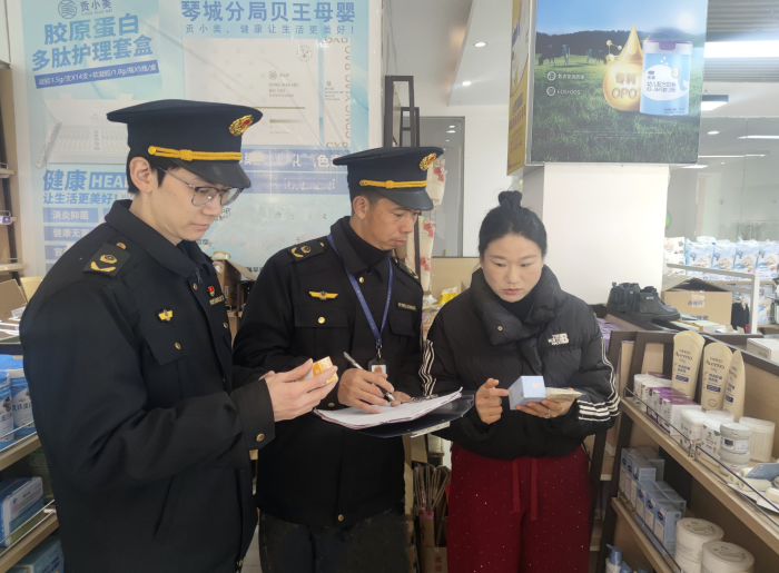 圖為執(zhí)法人員在一家母嬰用品店檢查幼兒護(hù)膚品注冊(cè)備案情況。（鄢國卿 攝）