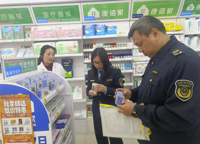 圖為該局執(zhí)法人員在一家藥店檢查藥品質量。