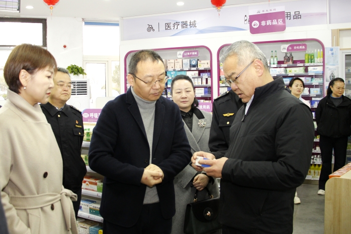 圖為陜西省藥監(jiān)局黨組書記、局長(zhǎng)馮鋒（右一）一行在零售藥店現(xiàn)場(chǎng)檢查藥品質(zhì)量管理措施落實(shí)情況。（賀一辰攝）