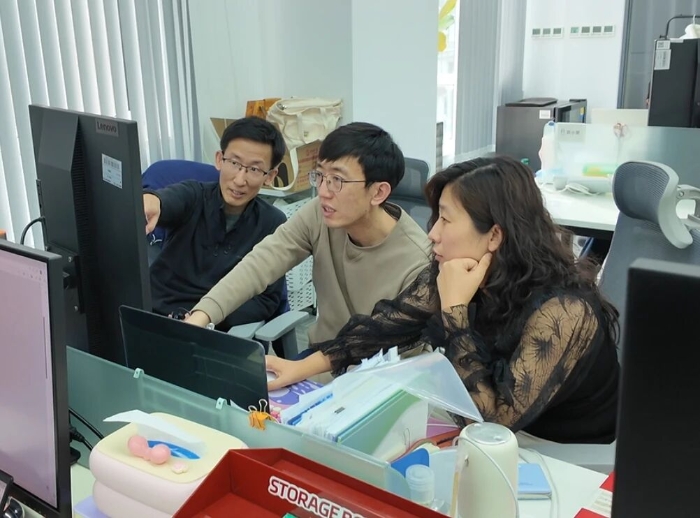 圖為智冉醫(yī)療的工作人員在討論。