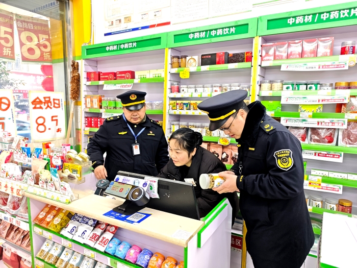 圖為該局監(jiān)管人員在一家藥店檢查中藥飲片的進(jìn)貨來(lái)源和銷售記錄 圖為該局監(jiān)管人員在一家藥店檢查中藥飲片的進(jìn)貨來(lái)源和銷售記錄