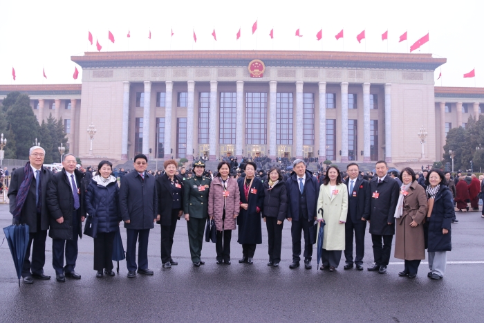 圖為3月4日下午，全國政協(xié)十四屆四次會(huì)議在北京人民大會(huì)堂開幕。全國政協(xié)醫(yī)衛(wèi)界部分委員步入會(huì)場前合影留念。 (記者李易真 攝)