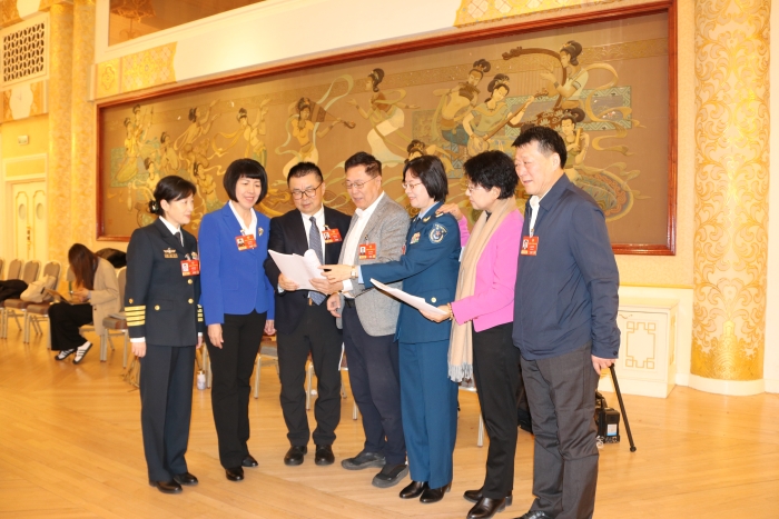 3月5日下午，全國政協(xié)十四屆四次會(huì)議舉行小組會(huì)議，審議政協(xié)常委會(huì)工作報(bào)告和提案工作情況的報(bào)告。圖為全國政協(xié)醫(yī)衛(wèi)界部分委員在小組會(huì)議上討論報(bào)告。（記者李易真 攝）