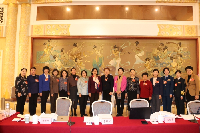 3月6日上午，全國政協(xié)十四屆四次會(huì)議舉行小組會(huì)議，討論政府工作報(bào)告、審議政協(xié)常委會(huì)工作報(bào)告。圖為全國政協(xié)醫(yī)衛(wèi)界部分女委員在會(huì)議休息期間合影。（記者李易真 攝）