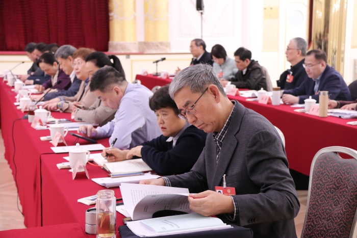 3月6日上午，全國政協(xié)十四屆四次會(huì)議舉行小組會(huì)議，討論政府工作報(bào)告、審議政協(xié)常委會(huì)工作報(bào)告。圖為全國政協(xié)醫(yī)衛(wèi)界部分委員在會(huì)議休息期間討論報(bào)告。（記者李易真 攝）