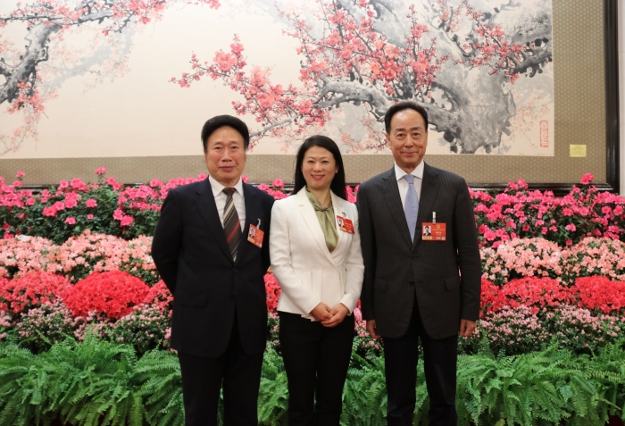 3月5日，十四屆全國人大四次會(huì)議在京開幕。全國人大代表、浙江中醫(yī)藥大學(xué)附屬第三醫(yī)院院長助理陳瑋，全國人大代表、上海中醫(yī)藥大學(xué)附屬岳陽中西醫(yī)結(jié)合醫(yī)院首席教授吳煥淦和全國人大代表、北京信利律師事務(wù)所首席合伙人閻建國在步入人民大會(huì)堂后合影留念。