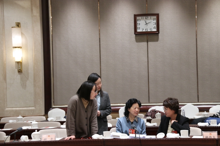 3月7日上午，十四屆全國人大四次會(huì)議北京市代表團(tuán)舉行代表小組會(huì)議，審查計(jì)劃報(bào)告和草案、預(yù)算報(bào)告和草案。當(dāng)天上午會(huì)議結(jié)束后，全國人大代表，北京金象復(fù)星醫(yī)藥股份有限公司白塔寺藥店總藥劑師、執(zhí)業(yè)藥師張海鷗與部分代表、媒體仍在繼續(xù)討論。