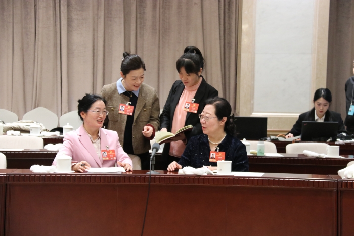 3月7日上午，十四屆全國人大四次會(huì)議北京市代表團(tuán)舉行代表小組會(huì)議，審查計(jì)劃報(bào)告和草案、預(yù)算報(bào)告和草案。當(dāng)天上午會(huì)議結(jié)束后，全國人大代表、北京婦產(chǎn)醫(yī)院內(nèi)分泌科主任阮祥燕與部分代表仍在繼續(xù)討論。