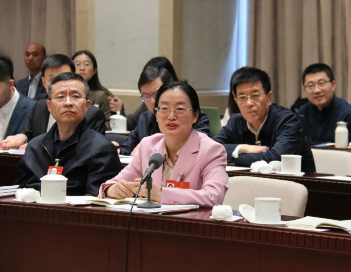 3月7日上午，十四屆全國人大四次會(huì)議北京市代表團(tuán)舉行代表小組會(huì)議，審查計(jì)劃報(bào)告和草案、預(yù)算報(bào)告和草案。全國人大代表、北京婦產(chǎn)醫(yī)院內(nèi)分泌科主任阮祥燕在會(huì)上發(fā)言。