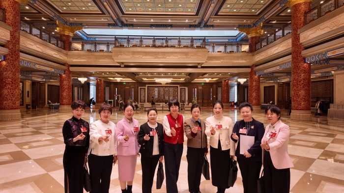 3月7日下午，十四屆全國人大四次會(huì)議北京市代表團(tuán)舉行代表小組會(huì)議，審查計(jì)劃報(bào)告和草案、預(yù)算報(bào)告和草案。會(huì)后，全國人大代表，北京金象復(fù)星醫(yī)藥股份有限公司白塔寺藥店總藥劑師、執(zhí)業(yè)藥師張海鷗（左二）與部分代表仍在繼續(xù)討論。（記者蔣紅瑜 攝）