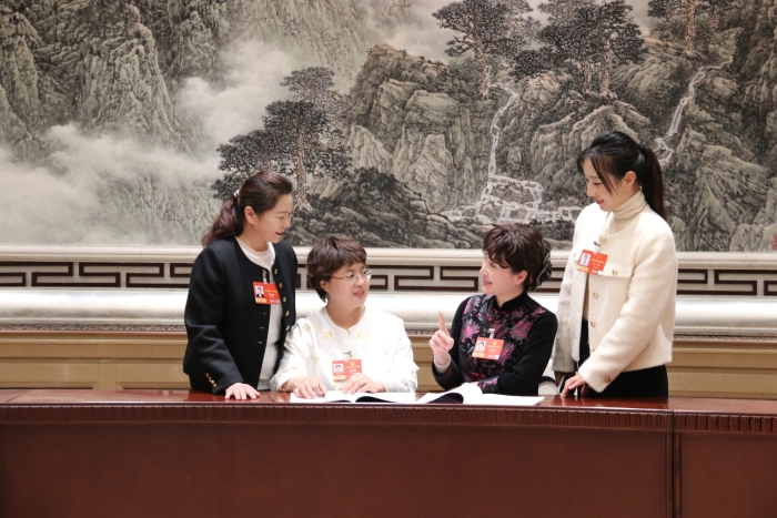 3月7日下午，十四屆全國人大四次會(huì)議北京市代表團(tuán)舉行代表小組會(huì)議，審查計(jì)劃報(bào)告和草案、預(yù)算報(bào)告和草案。會(huì)后，北京市代表團(tuán)部分女代表在三八婦女節(jié)來臨之際合影留念。（記者蔣紅瑜 攝）