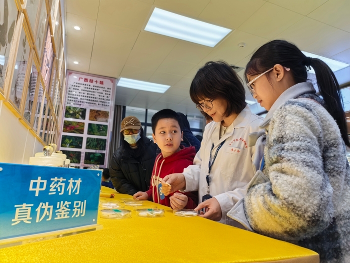 圖為檢驗人員為孩子們講解中藥材知識。（何正君 攝）
