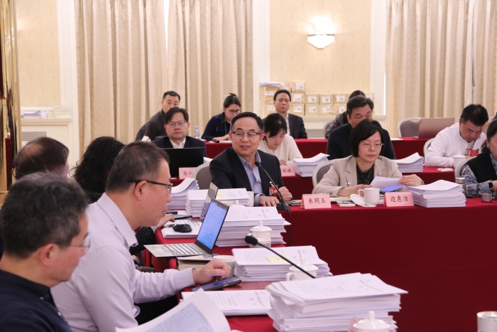 3月10日，全國政協(xié)十四屆四次會(huì)議舉行小組會(huì)議。圖為全國政協(xié)醫(yī)衛(wèi)界別部分委員在小組會(huì)議上發(fā)言。（記者李易真 攝）