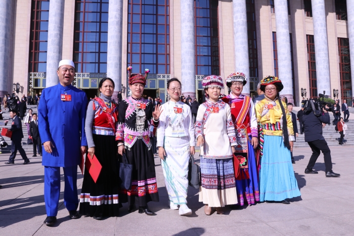 3月11日，全國政協(xié)十四屆四次會(huì)議在北京人民大會(huì)堂閉幕。這是閉幕會(huì)后，委員走出人民大會(huì)堂。（記者李易真 攝）