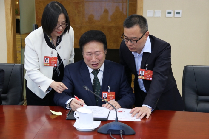 3月11日下午，十四屆全國人大四次會(huì)議四川省代表團(tuán)舉行代表小組會(huì)議，審議關(guān)于政府工作報(bào)告、“十五五”規(guī)劃綱要、年度計(jì)劃、年度預(yù)算的四個(gè)決議草案。會(huì)后，全國人大代表、好醫(yī)生集團(tuán)董事長耿福能與部分代表仍在熱烈討論。（記者蔣紅瑜 攝）