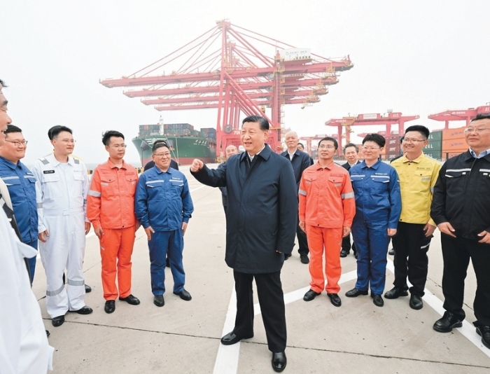 2024年5月22日至24日，中共中央總書記、國家主席、中央軍委主席習(xí)近平在山東考察。這是22日下午，習(xí)近平在日照港親切慰問港口科技工作者、運營人員、航運人員。新華社記者