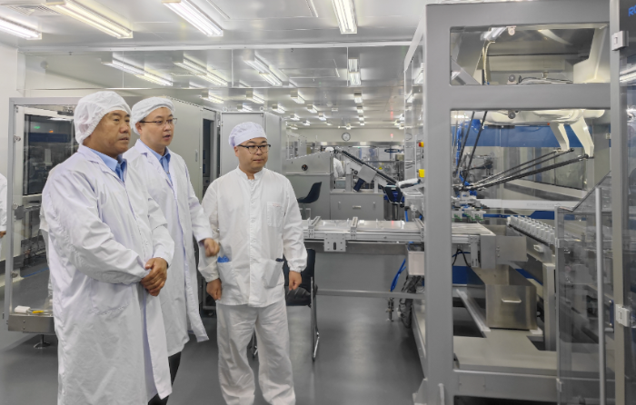 圖為執(zhí)法人員深入生物制品生產(chǎn)企業(yè)檢查設(shè)施設(shè)備維護(hù)保養(yǎng)等關(guān)鍵環(huán)節(jié)。