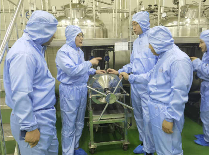 圖為監(jiān)管人員深入藥品生產(chǎn)企業(yè)指導(dǎo)幫扶。