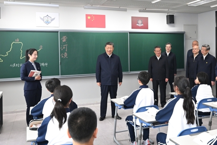 3月23日，中共中央總書記、國家主席、中央軍委主席習(xí)近平在河北雄安新區(qū)考察，并主持召開深入推進(jìn)雄安新區(qū)高質(zhì)量建設(shè)和發(fā)展座談會。這是23日上午，習(xí)近平在北京四中雄安校區(qū)考察時，走進(jìn)教室同師生親切交談。新華社記者 燕雁 攝