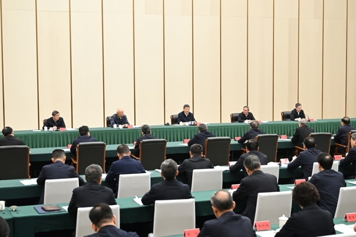 3月23日，中共中央總書記、國家主席、中央軍委主席習(xí)近平在河北雄安新區(qū)考察，并主持召開深入推進(jìn)雄安新區(qū)高質(zhì)量建設(shè)和發(fā)展座談會。這是23日下午，習(xí)近平主持召開深入推進(jìn)雄安新區(qū)高質(zhì)量建設(shè)和發(fā)展座談會并發(fā)表重要講話。新華社記者 謝環(huán)馳 攝