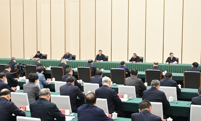 3月23日，中共中央總書記、國家主席、中央軍委主席習(xí)近平在河北雄安新區(qū)考察，并主持召開深入推進(jìn)雄安新區(qū)高質(zhì)量建設(shè)和發(fā)展座談會。這是23日下午，習(xí)近平主持召開深入推進(jìn)雄安新區(qū)高質(zhì)量建設(shè)和發(fā)展座談會并發(fā)表重要講話。新華社記者 燕雁 攝