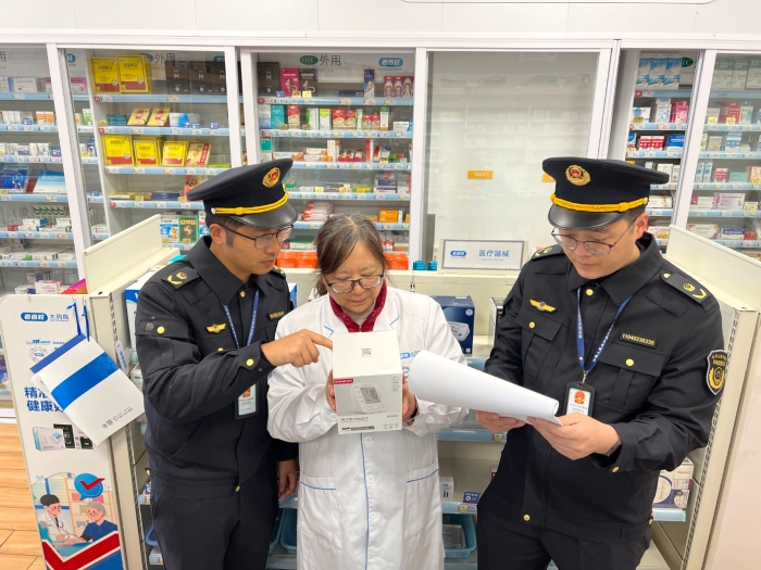 圖為該局執(zhí)法人員在一家藥店核查常用醫(yī)療器械外包裝上標(biāo)示的相關(guān)信息。（孫建新 攝）