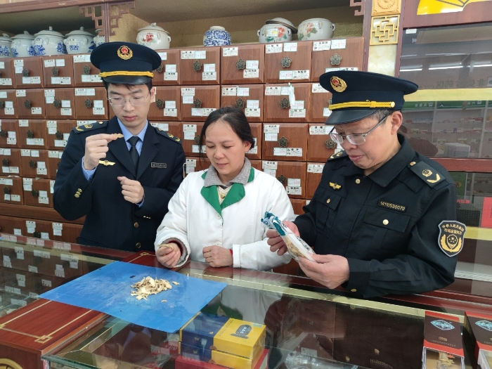 圖為該局執(zhí)法人員在零售藥店檢查中藥飲片儲存及質(zhì)量狀況。（鄢國卿 攝）