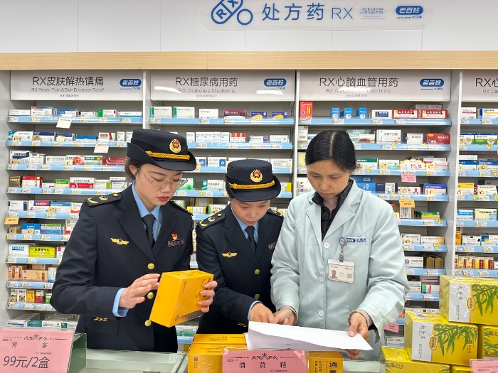 圖為4月2日，開封市順河回族區(qū)市場(chǎng)監(jiān)管局執(zhí)法人員在景區(qū)周邊藥店檢查藥品購(gòu)進(jìn)渠道。（韓吳琦 金碩 攝）
