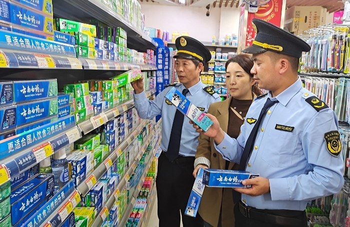 圖為4月10日該局執(zhí)法人員在一家超市檢查牙膏的標簽標識是否符合要求。（王雨林 王彥君 攝）