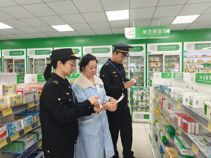 圖為該局執(zhí)法人員在一家藥店內(nèi)檢查相關(guān)抗過敏藥品。（李瑤 孫建新 攝）
