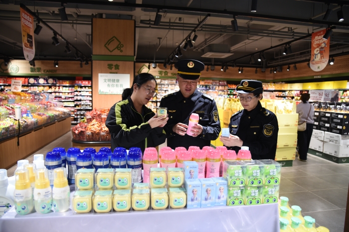 圖為4月17日，執(zhí)法人員正在一家商超檢查兒童化妝品標識情況。（通訊員 韓吳琦）