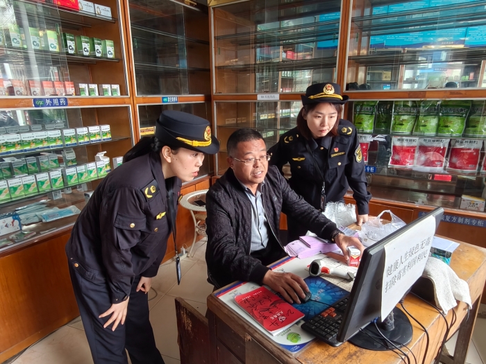 圖為4月22日，該局執(zhí)法人員在一家藥店通過(guò)核查處方的方式檢查執(zhí)業(yè)藥師是否存在“掛證”行為。（錢存 文光輝 攝）