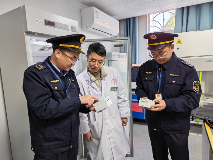 圖為光澤縣市場監(jiān)管局執(zhí)法人員在李坊鄉(xiāng)衛(wèi)生院檢驗(yàn)科檢查體外診斷試劑的有效期。（吳佳敏 攝）