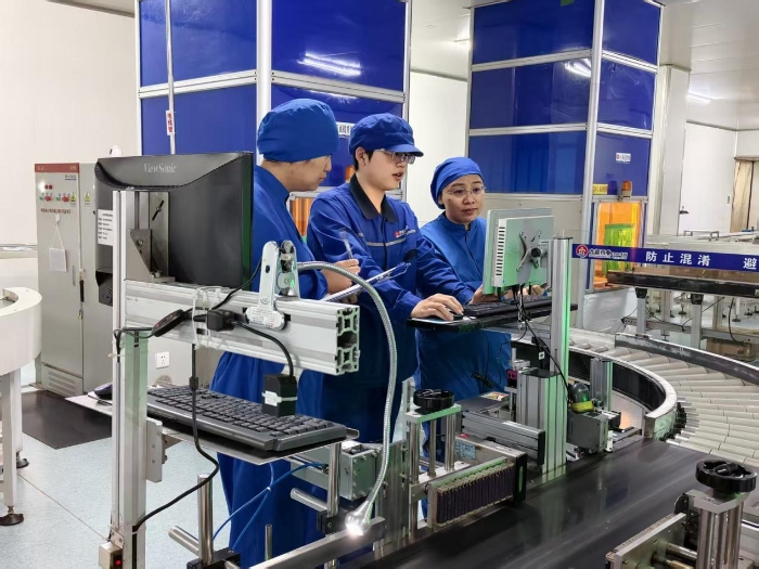 圖為第三分局執(zhí)法人員在一家藥品生產(chǎn)企業(yè)車間現(xiàn)場(chǎng)對(duì)藥品包裝賦碼情況進(jìn)行檢查。（盧昶君 攝）