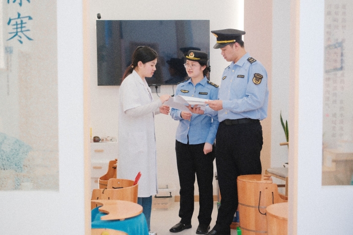 圖為臨海市市場監(jiān)管局執(zhí)法人員檢查醫(yī)療器械產(chǎn)品銘牌和進貨查驗資料。（楊巧紅 攝）