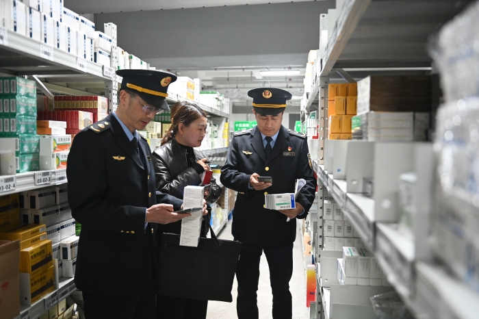 圖為第五分局執(zhí)法人員聯(lián)合屬地市場監(jiān)管局對一家藥品零售連鎖總部及其門店開展協(xié)同檢查。（任向鋒 攝）