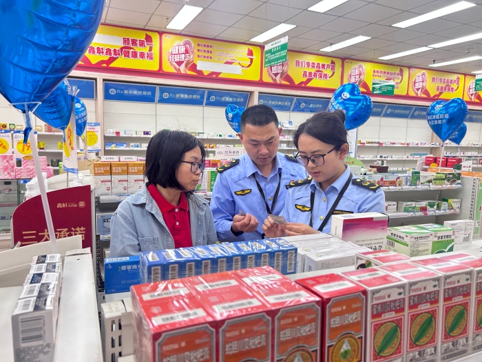 圖為5月13日，執(zhí)法人員在一家零售藥店通過核查藥品標簽檢查藥品質(zhì)量