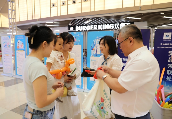 圖為工作人員解答市民有關(guān)藥品安全投訴舉報(bào)相關(guān)問(wèn)題。（葉陽(yáng)歡攝）(1)