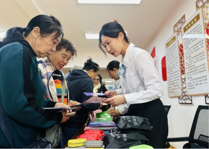 圖為吉林省藥品舉報(bào)中心聯(lián)合社區(qū)開(kāi)展“藥品安全科普講堂”活動(dòng)。