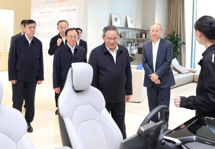 5月18日，中共中央政治局常委、國務(wù)院總理李強(qiáng)在北京調(diào)研。這是李強(qiáng)在小米汽車科技有限公司調(diào)研。新華社記者 黃敬文 攝
